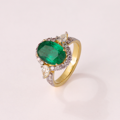 Alluring Emerald Diamond Ring