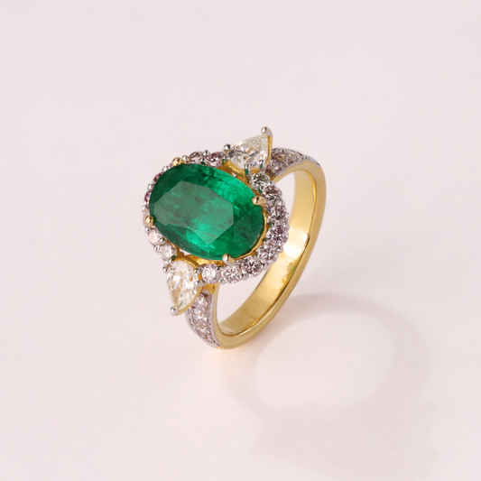 Alluring Emerald Diamond Ring