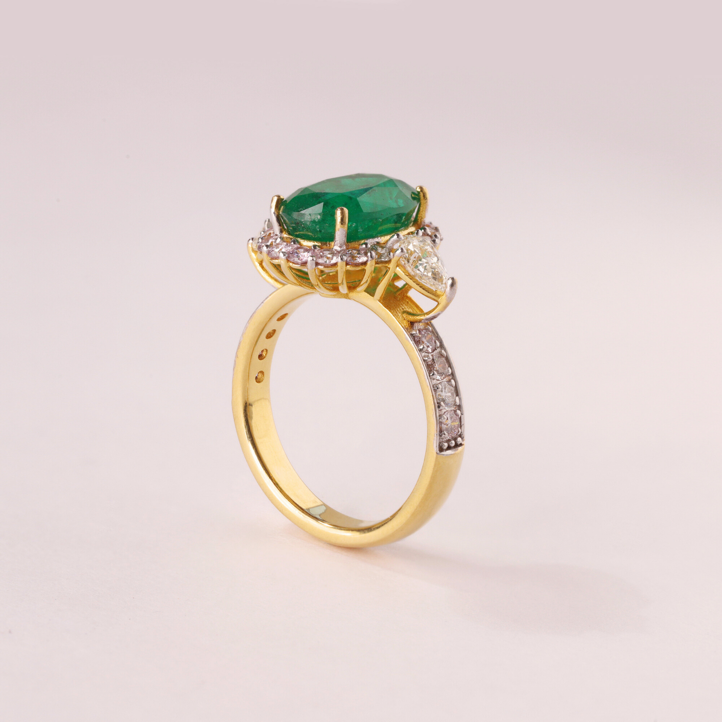 Alluring Emerald Diamond Ring