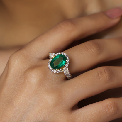 Alluring Emerald Diamond Ring